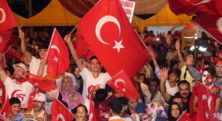 Gaziantep'te Suriyeliler ile Trkler el ele demokrasi nbetinde