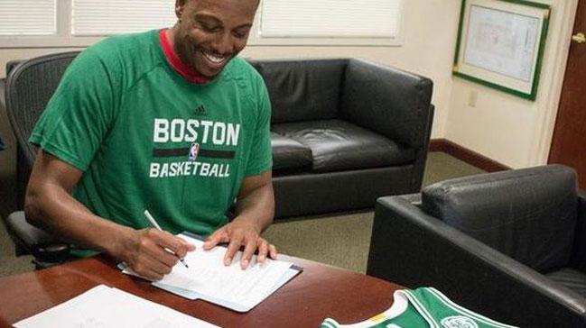 Paul Pierce Boston Celtics'le 1 gnlk szleme imzalayp emekli oldu