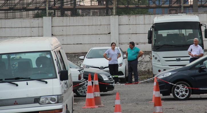 Eini korkutmak iin aracnn altna sahte bomba dzenei yapm