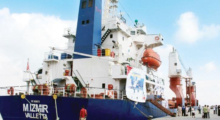 Trkiye'nin Yemen'e gnderdii yardm gemisi Aden Liman'nda ykn boaltmaya balad