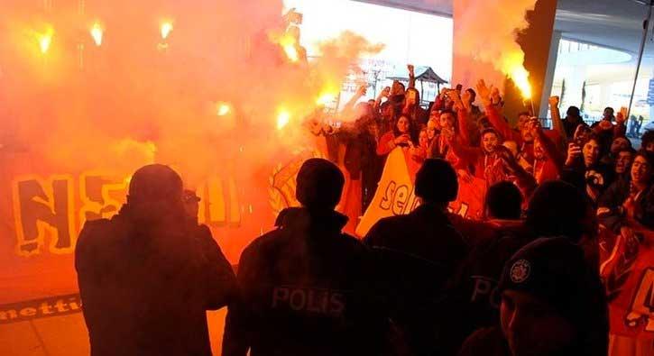 Galatasaray taraftarlar Florya Metin Oktay Tesisleri nnde ynetimi protesto etti