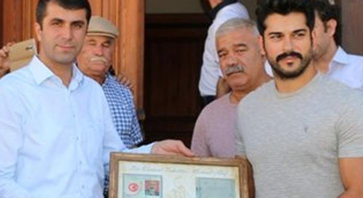 Burak zivit, Mehmet Akif Ersoy'un Bayrami'te doduu mze evi gezdi