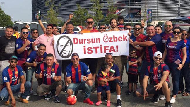 ABD'deki Barcelona-Juventus manda 'Dursun zbek istifa' pankart