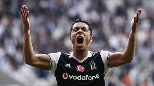 Adriano Beikta'ta kalmak istiyor