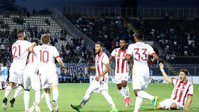 Emenike att, Olympiakos kazand!