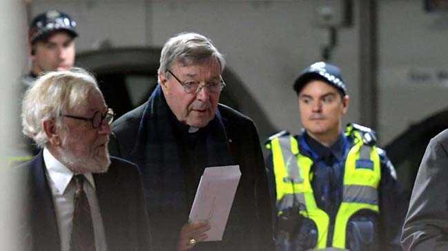 Papa'nn en yakn adam Kardinal George Pell hakim karsnda...