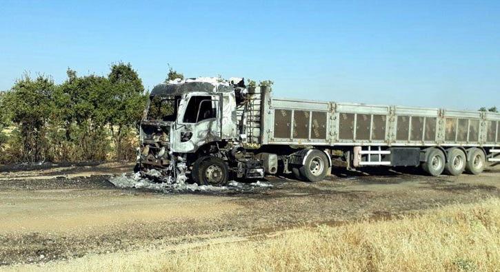PKK'l terristler Lice'de yol kesip, TIR yakt