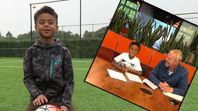 Kluivert'n 9 yandaki olu 9 yllk sponsorluk anlamas imzalad