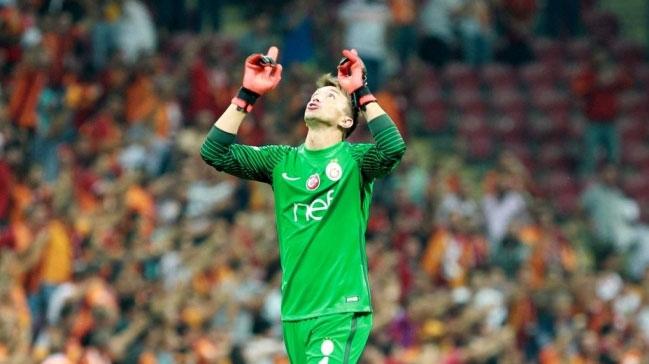 Galatasaray'da kaptanlk pazuband Muslera'ya geiyor