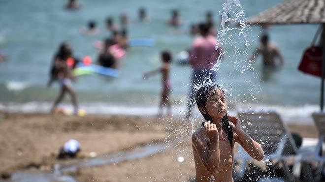 Mersin'de scaktan bunalanlar sahilleri doldurdu 