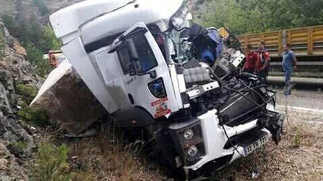 Isparta'da tr ve kamyon kafa kafaya arpt: 2 l