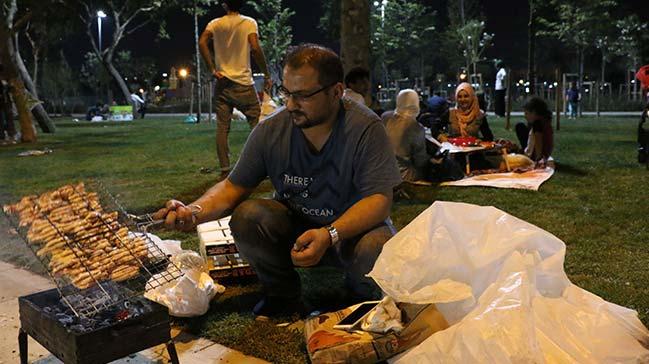 Scak havadan bunalan stanbullular gece sahil kenarlarna akn etti  