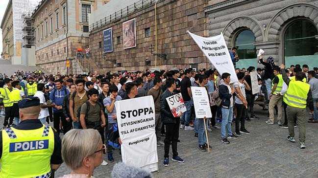 sve'te Afgan snmac ocuklarn oturma eylemi dzenlendi