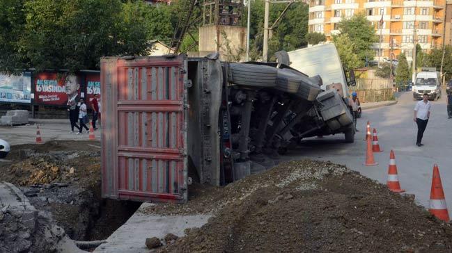 Zonguldak'da yk boaltan ekici devrildi, faciadan dnld