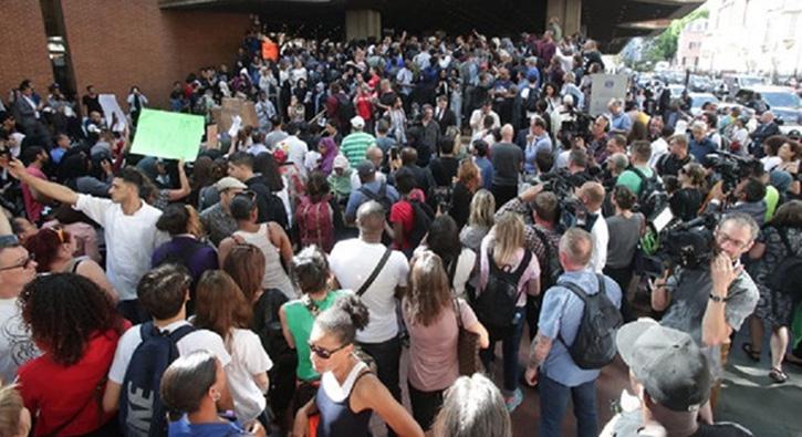 Londra'da bina yangnnda madur olanlar protesto dzenledi