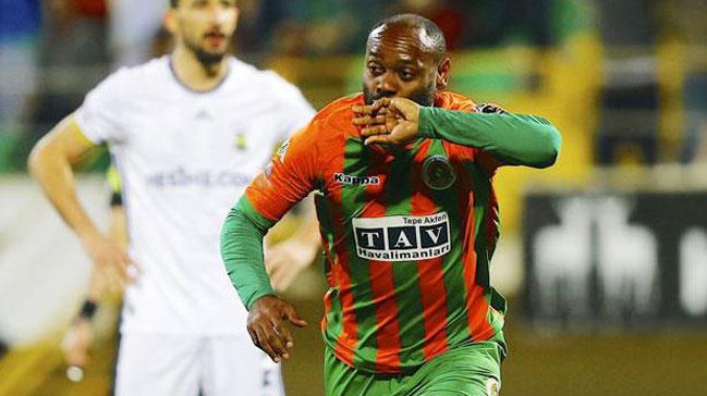 Vagner Love 2 yl daha Alanyaspor'da