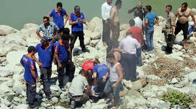 Hatay'da 2 karde Asi Nehri'nde bouldu