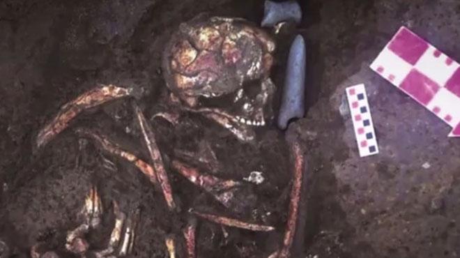 Beikta metro alanndaki arkeolojik almalarda elinde ta balta olan iskelet kefedildi