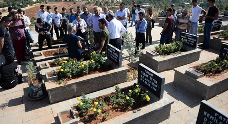 Gaziantep'teki DEA saldrsnda lenler mezarlar banda anld