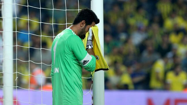 Fenerbaheli taraftarlar Volkan Demirel, Josef de Souza ve Roman Neustadter'i protesto etti