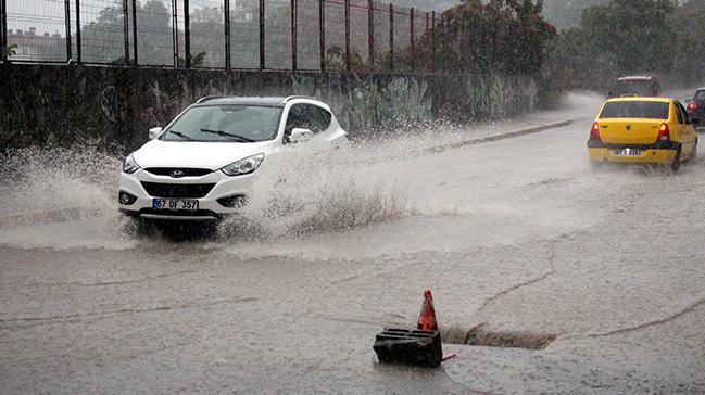 Zonguldak, 1 saatlik saanak yamura teslim