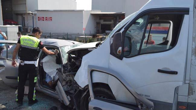 Hayrabolu'da otomobil ile kamyonet kafa kafaya arpt: 3 l