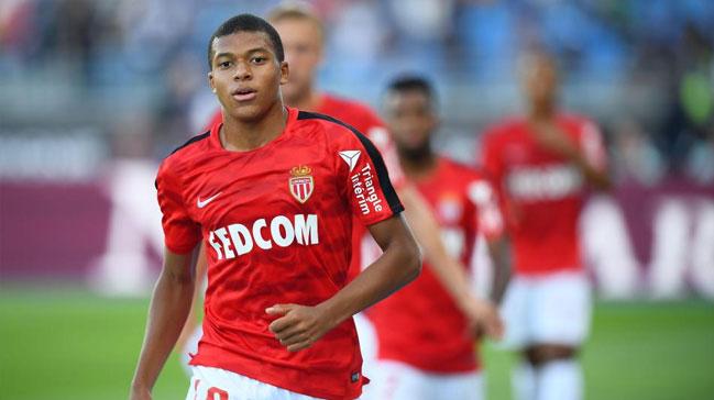 Beikta taraftarndan Mbappe'ye 'Come to PSG' mesajlar