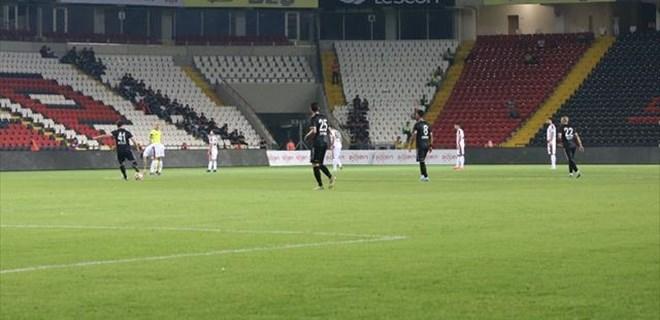 Gaziantepsporlu futbolculardan ynetime 1 dakikalk protesto