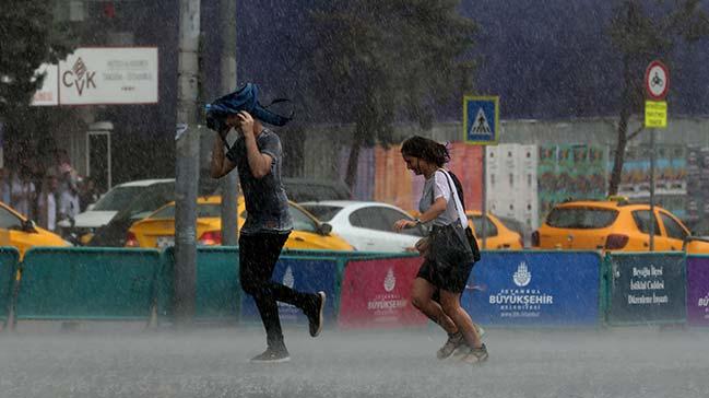 Taksim Meydan'nda kuvvetli ya etkili oldu