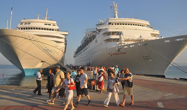 Kuadasna 3 gemiyle 3 bin 500 turist geldi