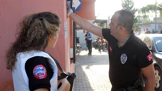Adana'da bir kadn polis sokak levhasnda 50 paket uyuturucu buldu