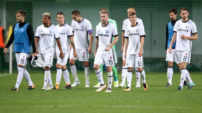 Legia Varova taraftarlar, takmn futbolcularn otoparkta sktrp 10 dakika boyunca dvd