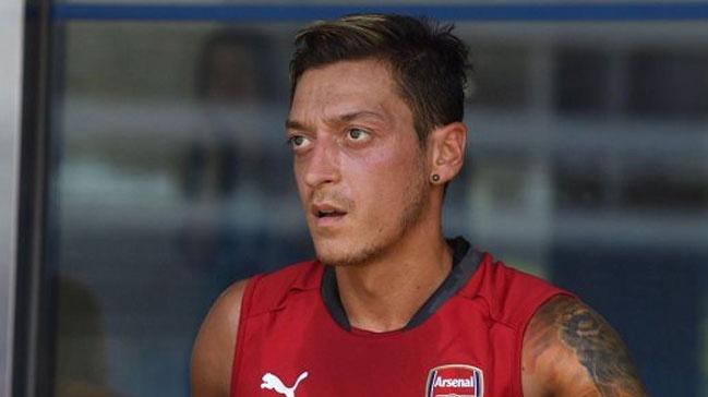 Arsenal'in eski futbolcusu Martin Keown'dan ok arpc Mesut zil yazs geldi