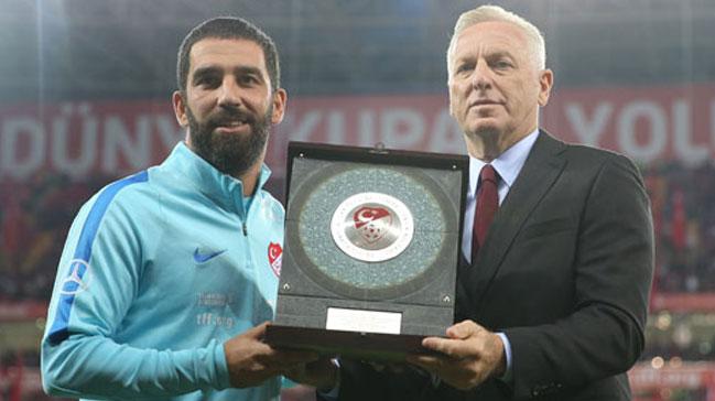 Arda Turan'a plaket verildi!