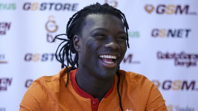 Bafetimbi Gomis sadece att gollerle deil, kiiliiyle de takdir topluyor