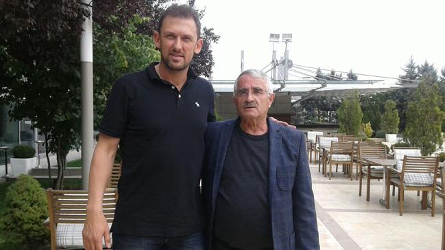 Karabkspor'un anlat Tony Popovic ve kulp bakan Hikmet Ferudun Tankut ile bir araya geldi