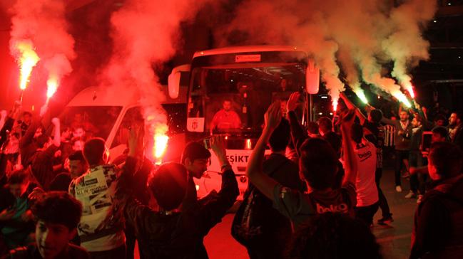 Genlerbirlii ma iin Ankara'ya gelen Beikta kafilesini taraftarlar mealelerle karlad