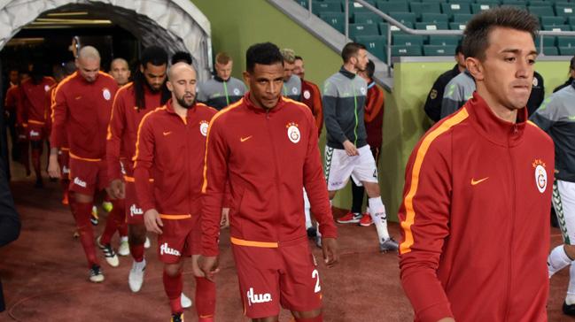 Galatasarayl taraftarlar takm tribne ard, 11 yabancl Cimbom tezahrat anlamad