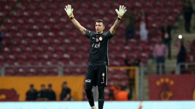 Muslera: Taraftarlar derbi atmosferine sokuyor!