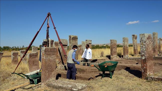 Ahlat'taki Seluklu Mezarl'nda yeni mezar talar bulundu