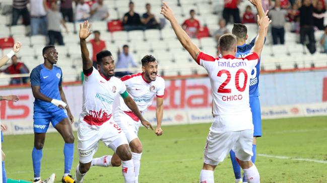 Antalyaspor evinde Kasmpaa'y 2-1 yenip ligdeki ikinci galibiyetini ald