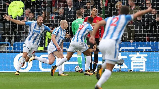 Manchester United deplasmanda Huddersfield'a 2-1 yenildi ve ligdeki ilk malubiyetini ald