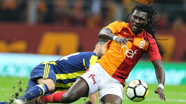 Bafetimbi Gomis: Hakemin yanna gittim ve 'daha fazla alman gerekir' dedim