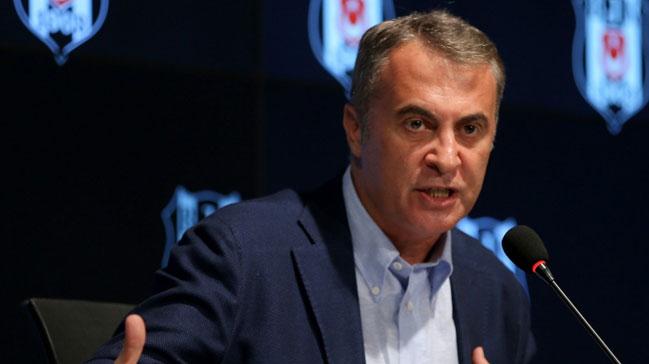 Fikret Orman Baakehir'in gol sonras 2-3 yneticiyle birlikte odasnda toplant yapt