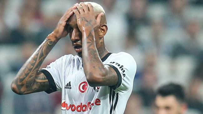 Baakehir manda oyundan alnrken slklanan Anderson Talisca'dan fla paylam