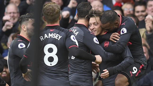 Manchester United ve Barcelona, Everton manda ov yapan Mesut zil'in peinde