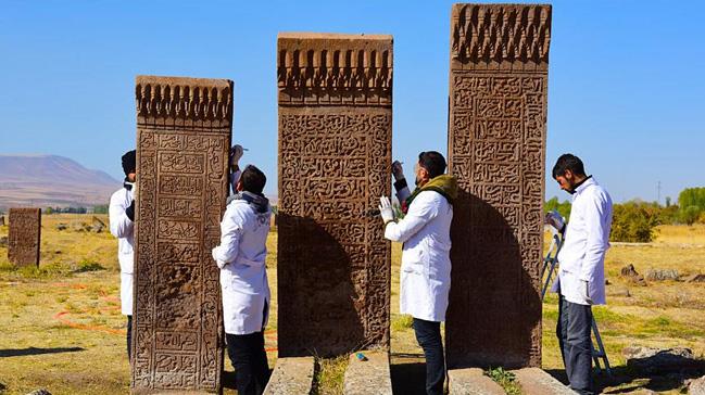 Ahlat'taki Seluklu mezarlnda 600 mezar ta dzeltildi