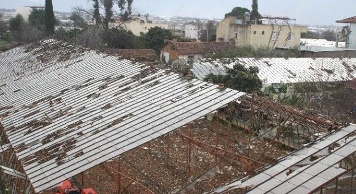 Kumlucada saanak ve frtna seralara zarar verdi