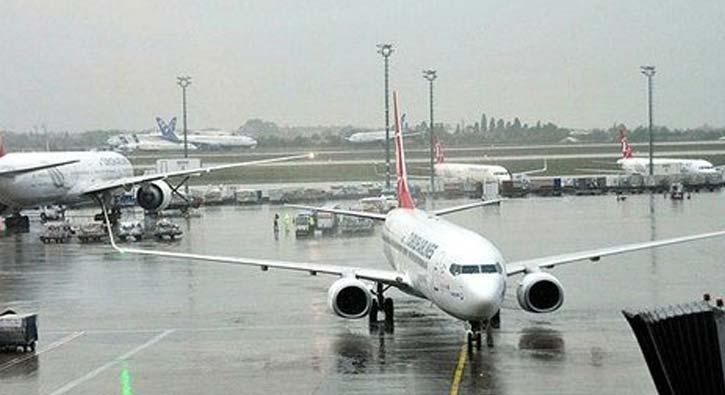 Uaklar stanbul'da etkili olan yamur sebebiyle havada tur atyor