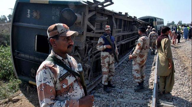 Pakistan'da tren istasyonunda patlama